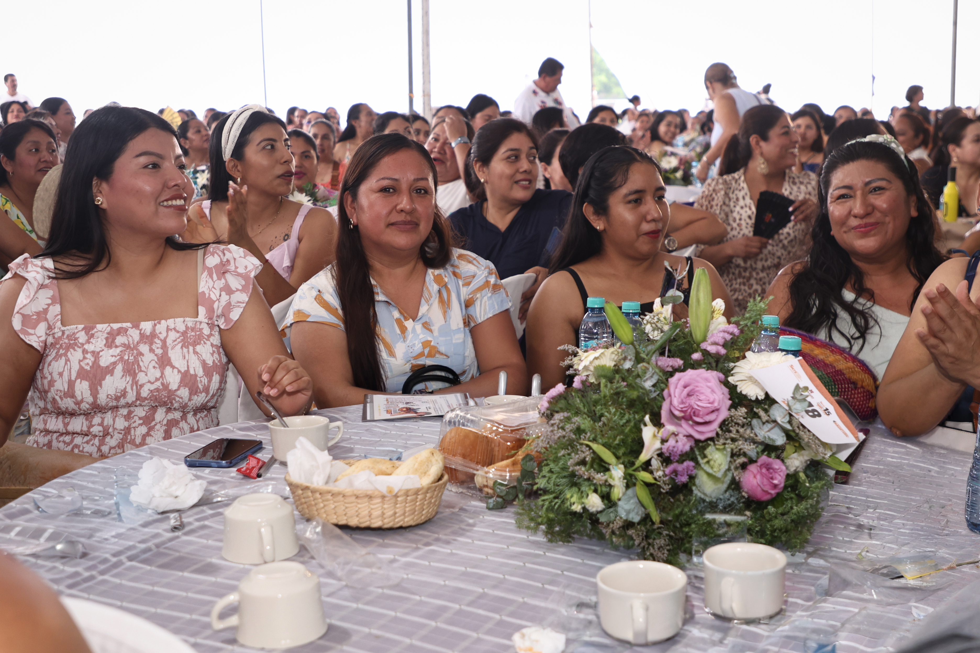 Menchaca Salazar reconoce la fuerza y el aporte de las mujeres en la educación
